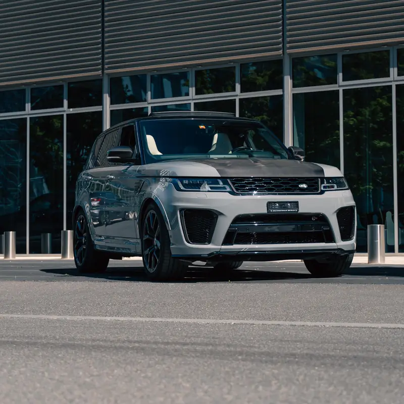 Range Rover SVR gris Nardo vu de trois quarts